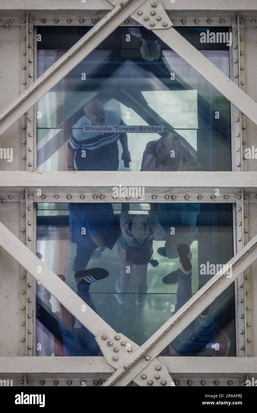 Une vue des visiteurs à l'intérieur de l'emblématique Tower Bridge de Londres. Banque D'Images