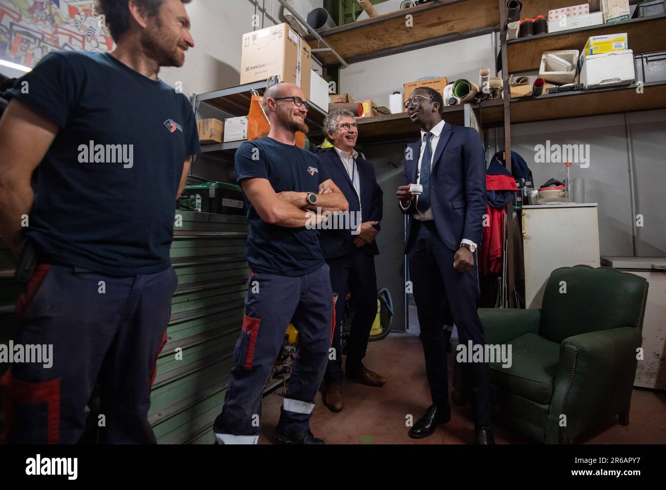 1 juin 2023, la Seyne-sur-Mer, France : Herve Berville s'entretient avec les employés du Centre Ifremer. Le ministre français de la mer, Herve Berville, visite le site IFREMER Mediterrannée à la Seyne-sur-Mer pour promouvoir un programme de construction de nouveaux équipements pour explorer les fonds marins. (Credit image: © Laurent Coust/SOPA Images via ZUMA Press Wire) USAGE ÉDITORIAL SEULEMENT! Non destiné À un usage commercial ! Banque D'Images