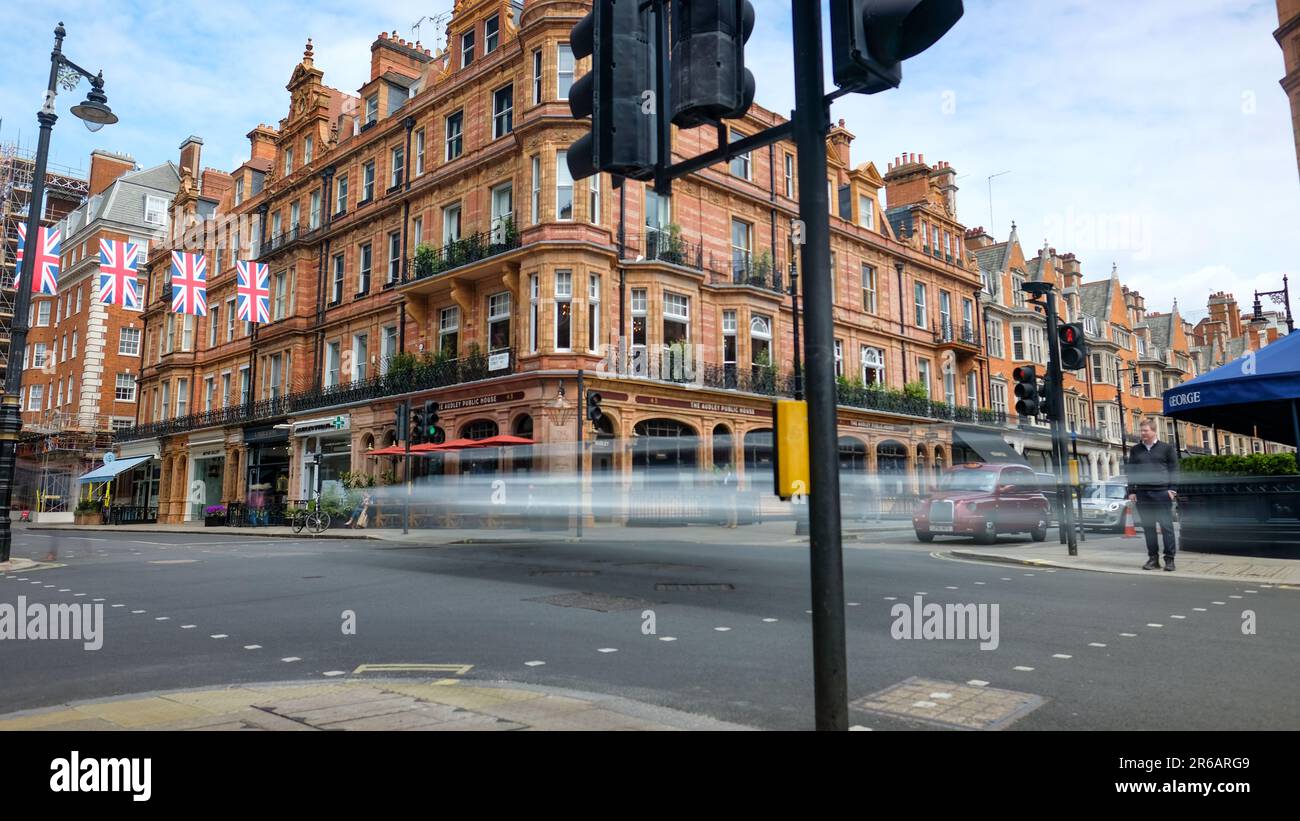 Londres, Mayfair - Mai 2023: Mount Street à Mayfair, une rue haut de gamme de boutiques et de restaurants de luxe Banque D'Images