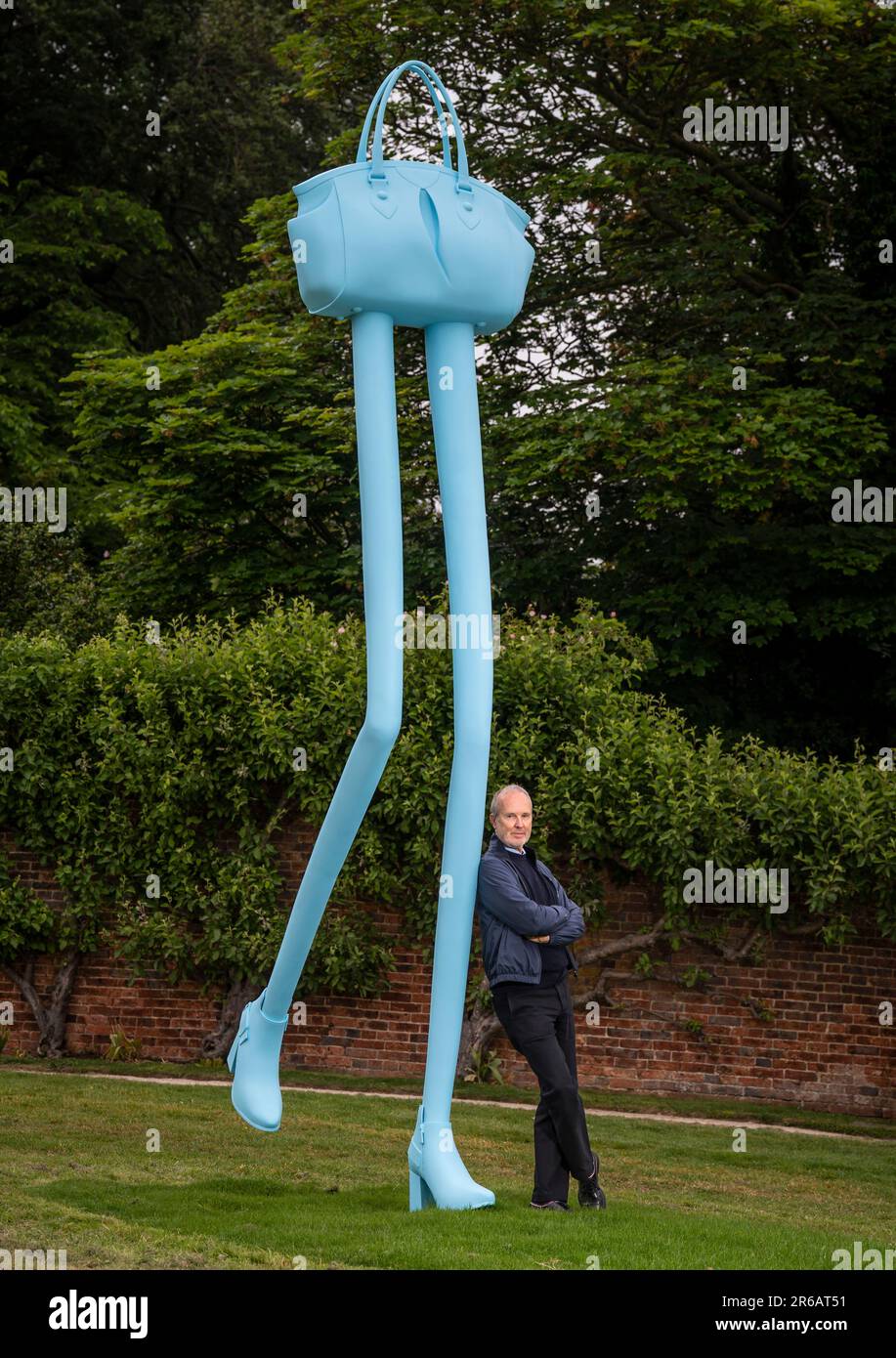 L'artiste autrichien Erwin Wurm avec son œuvre Step (Big), 2021, en présentant la première exposition de musée britannique et son plus grand spectacle à ce jour présentant plus de 100 œuvres à l'intérieur et dans le paysage du Yorkshire Sculpture Park, Wakefield. Date de la photo: Jeudi 8 juin 2023. Banque D'Images