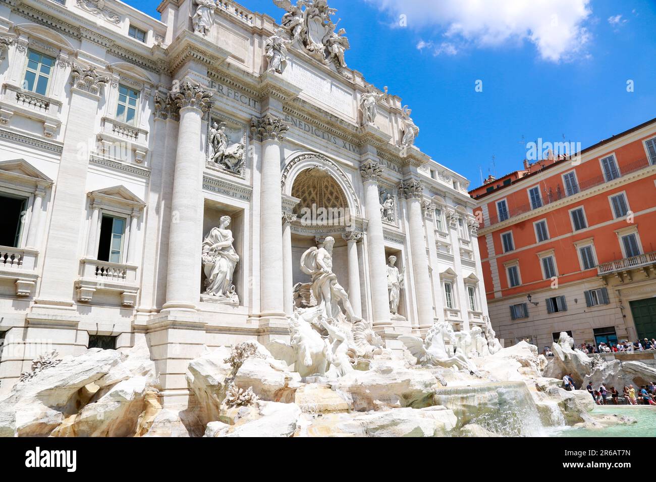 Fontaine de Trevi vue du côté gauche, par temps ensoleillé à Rome, en Italie Banque D'Images