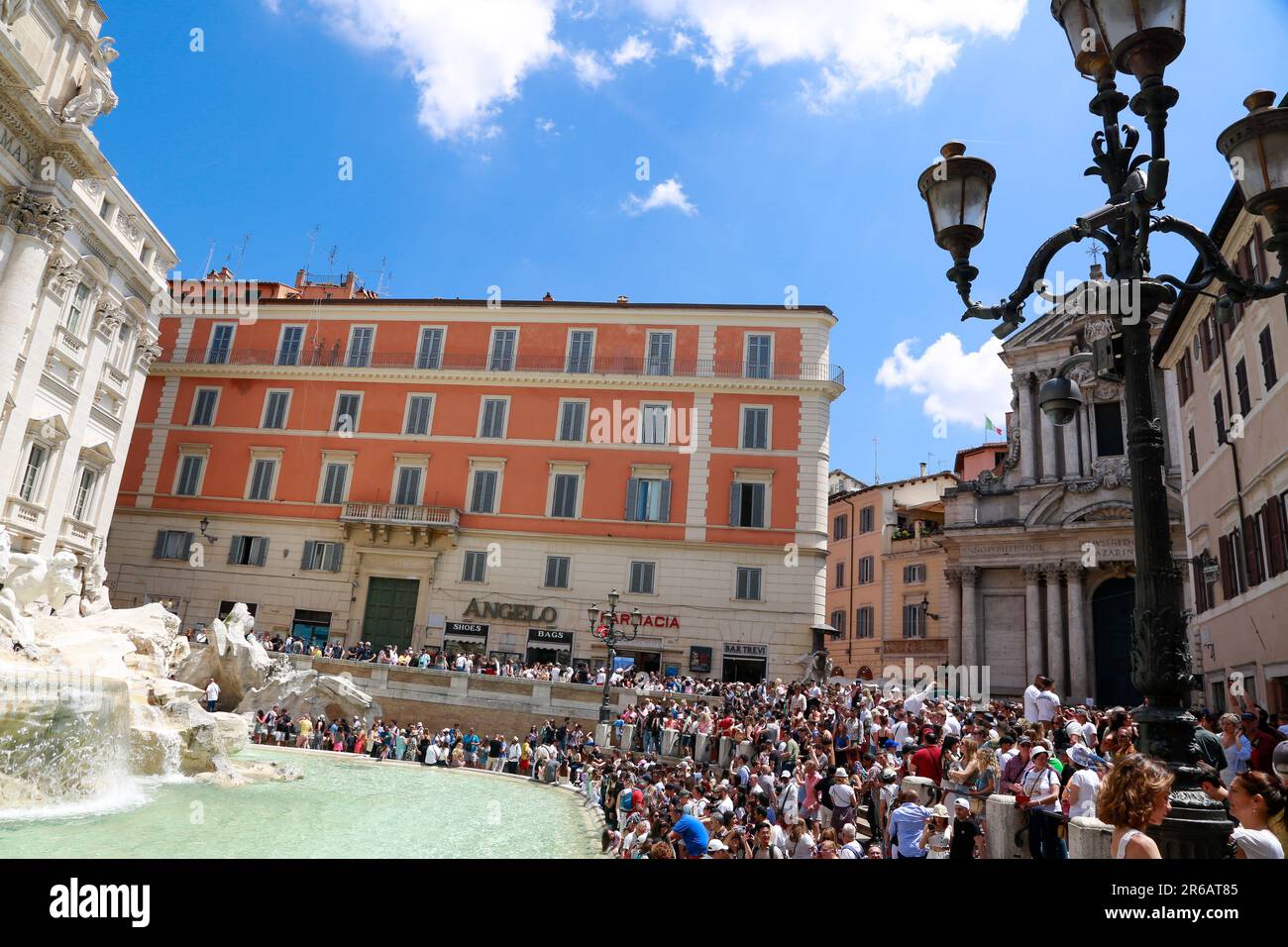 Fontaine de Trevi vue du côté gauche, par temps ensoleillé à Rome, en Italie Banque D'Images
