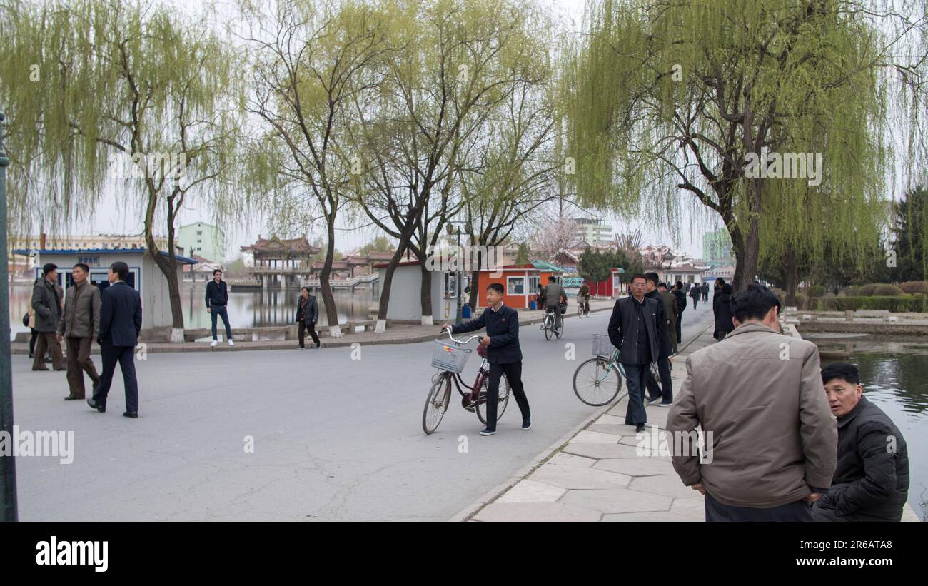 Centre-ville de Sariwon, Corée du Nord (RPDC - République populaire démocratique de Corée). Avril 2018. Personnes à pied et à vélo. Banque D'Images