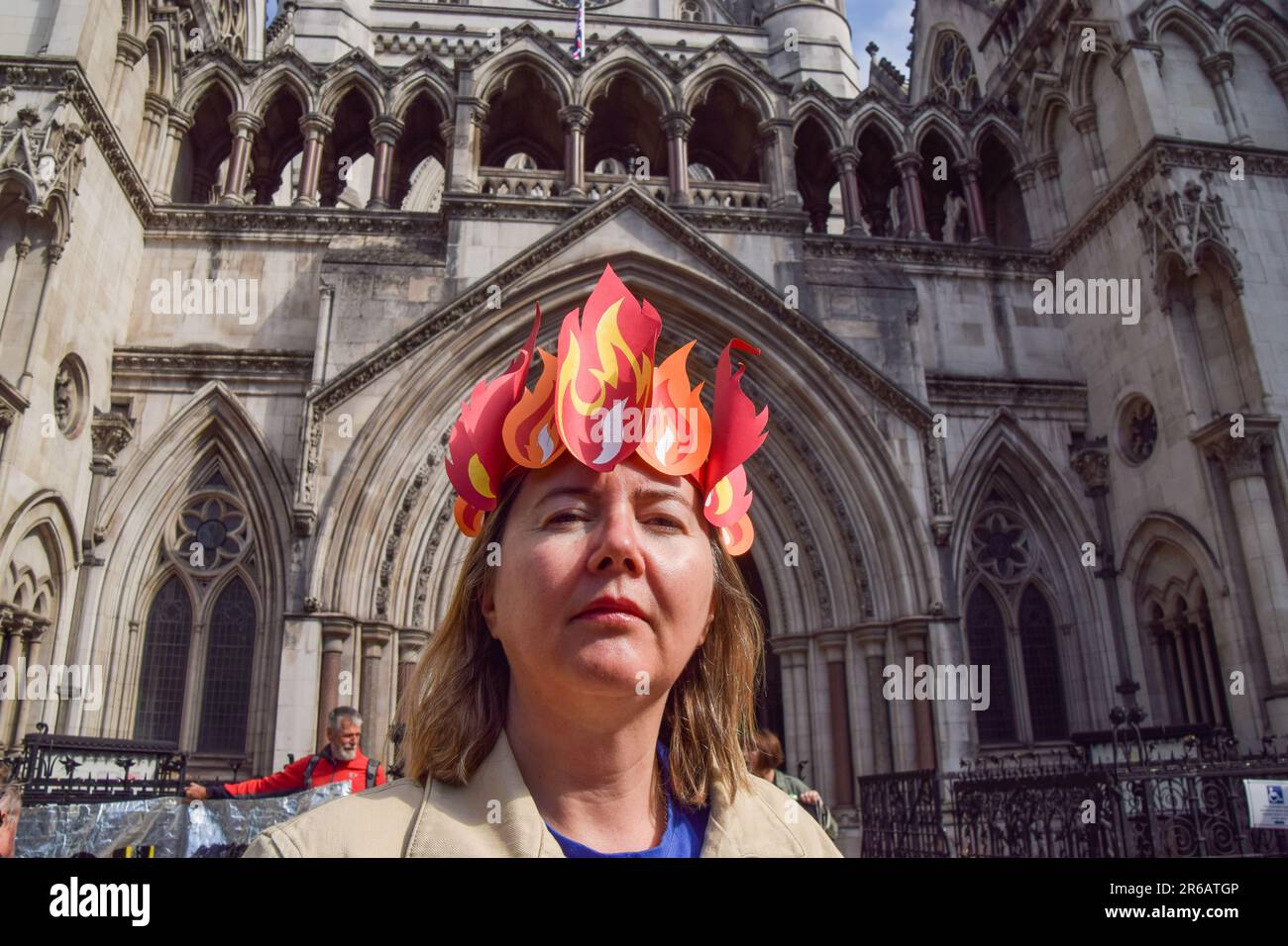 Londres, Angleterre, Royaume-Uni. 8th juin 2023. Des manifestants pour le climat se sont rassemblés devant les tribunaux royaux de Justice lors de l'examen judiciaire de l'autorisation de planification pour le pétrole et le gaz du Royaume-Uni d'explorer les combustibles fossiles près du village de Dunsfold. (Credit image: © Vuk Valcic/ZUMA Press Wire) USAGE ÉDITORIAL SEULEMENT! Non destiné À un usage commercial ! Banque D'Images