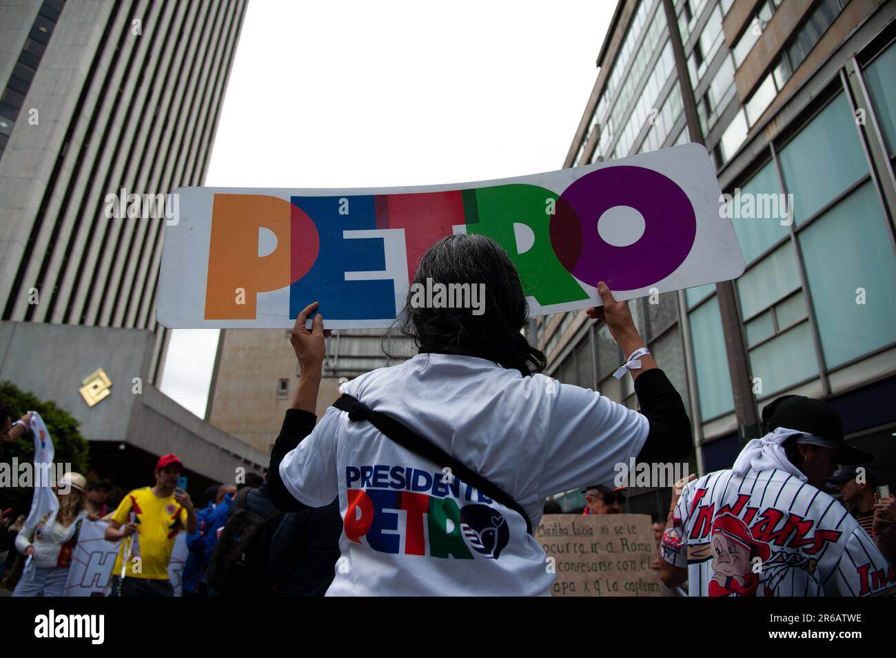 Un manifestant tient une bannière avec le nom de famille du président colombien Gustavo Petro pendant les manifestations en faveur du gouvernement colombien Banque D'Images