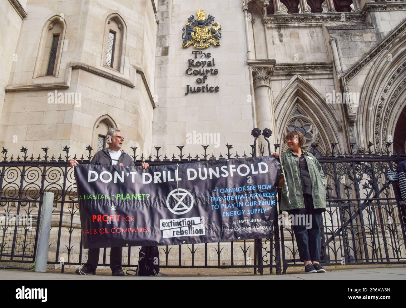 Londres, Angleterre, Royaume-Uni. 8th juin 2023. Des manifestants pour le climat se sont rassemblés devant les tribunaux royaux de Justice lors de l'examen judiciaire de l'autorisation de planification pour le pétrole et le gaz du Royaume-Uni d'explorer les combustibles fossiles près du village de Dunsfold. (Credit image: © Vuk Valcic/ZUMA Press Wire) USAGE ÉDITORIAL SEULEMENT! Non destiné À un usage commercial ! Banque D'Images