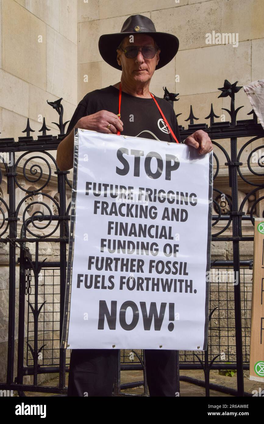 Londres, Angleterre, Royaume-Uni. 8th juin 2023. Des manifestants pour le climat se sont rassemblés devant les tribunaux royaux de Justice lors de l'examen judiciaire de l'autorisation de planification pour le pétrole et le gaz du Royaume-Uni d'explorer les combustibles fossiles près du village de Dunsfold. (Credit image: © Vuk Valcic/ZUMA Press Wire) USAGE ÉDITORIAL SEULEMENT! Non destiné À un usage commercial ! Banque D'Images