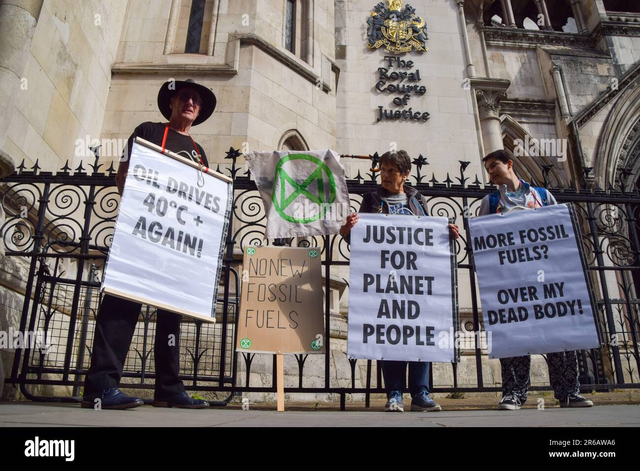 Londres, Angleterre, Royaume-Uni. 8th juin 2023. Des manifestants pour le climat se sont rassemblés devant les tribunaux royaux de Justice lors de l'examen judiciaire de l'autorisation de planification pour le pétrole et le gaz du Royaume-Uni d'explorer les combustibles fossiles près du village de Dunsfold. (Credit image: © Vuk Valcic/ZUMA Press Wire) USAGE ÉDITORIAL SEULEMENT! Non destiné À un usage commercial ! Banque D'Images