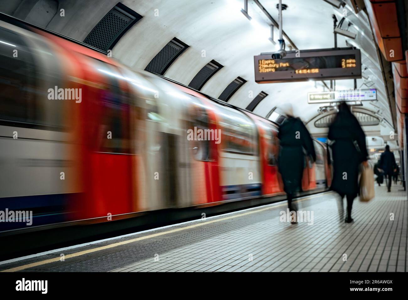 Train souterrain de Londres - le mouvement est flou Banque D'Images