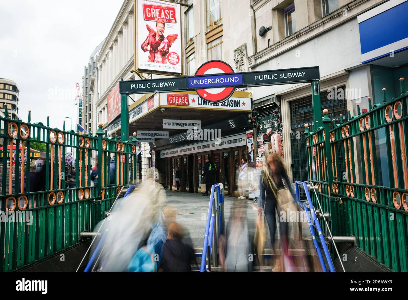 LONDRES- 25 MAI 2023 : graisser la comédie musicale au théâtre Dominion dans le West End de Londres, vue depuis l'entrée de la station de métro Tottenham court Road Banque D'Images