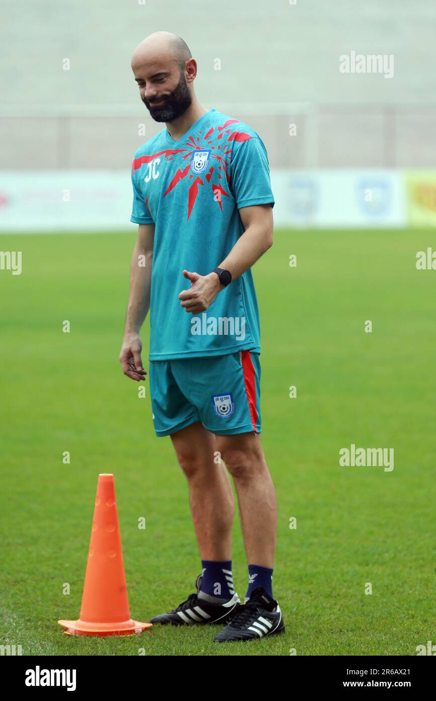 L'entraîneur en chef Javier Fernández Cabrera tandis que les joueurs de l'équipe nationale de football du Bangladesh assistent à la séance d'entraînement à la Bashundhara Kings Sports Arena à Bashundh Banque D'Images