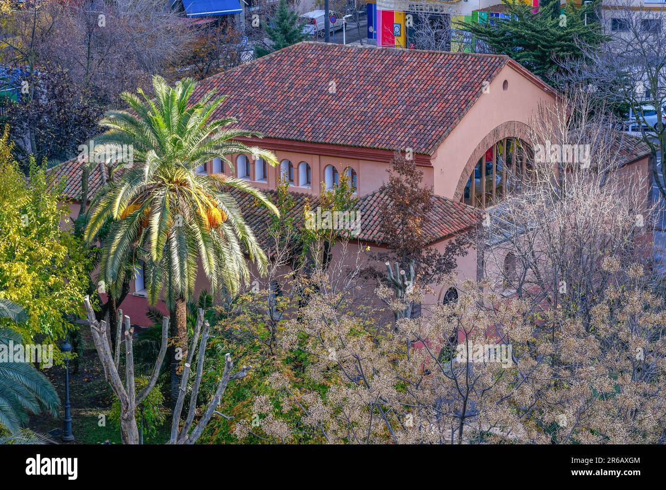 Un paysage urbain idyllique avec un paysage urbain vibrant de maisons en terrasse avec des toits de tuiles orange, offrant une toile de fond pittoresque Banque D'Images