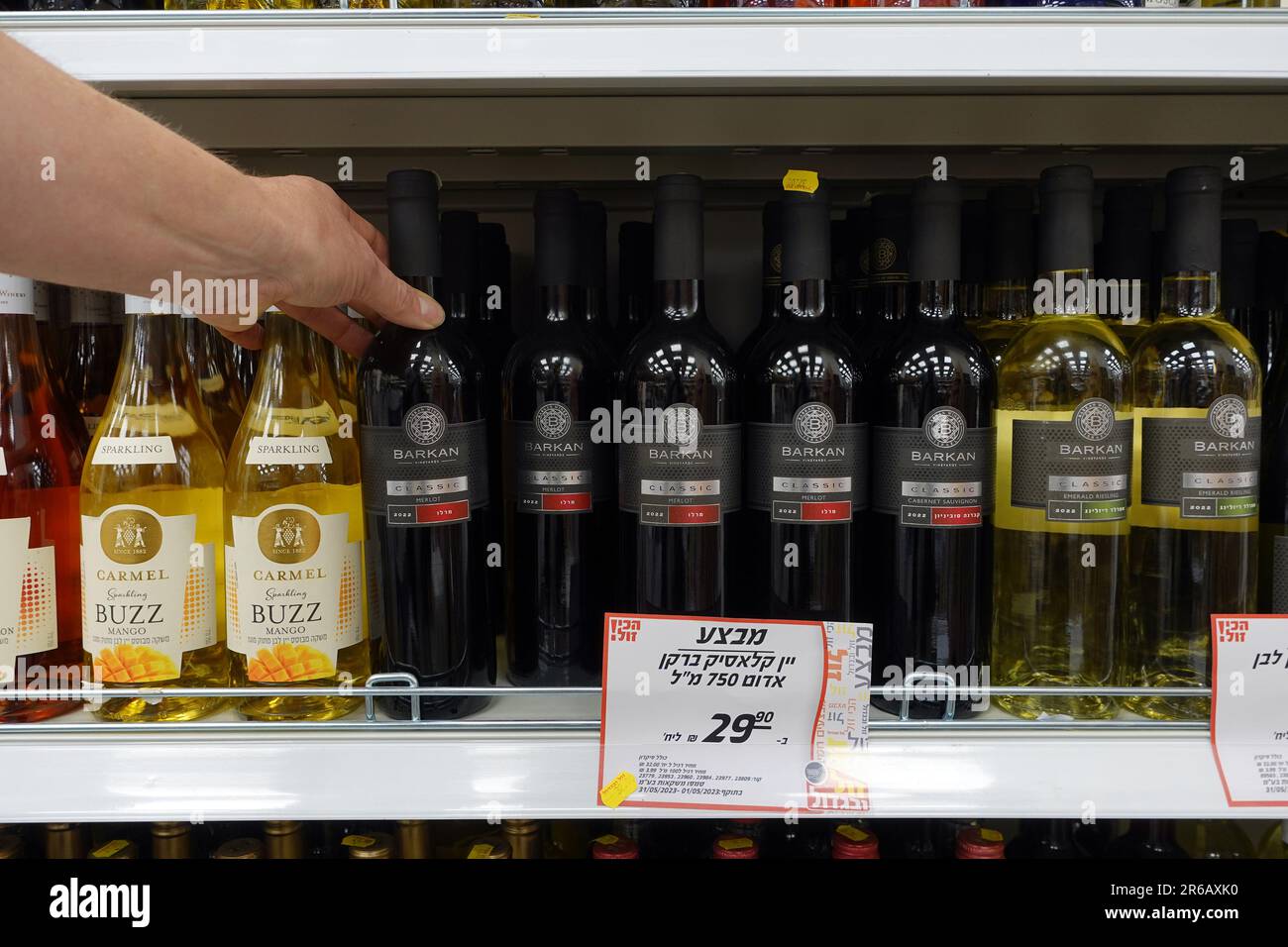 Bouteilles de vin dans un magasin Banque D'Images