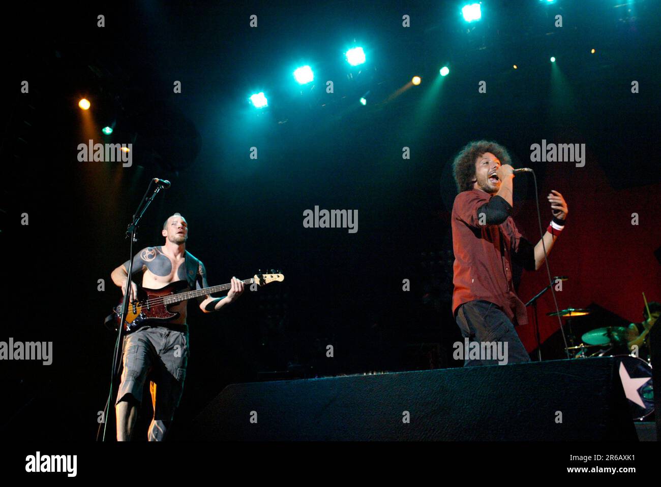 Zack de la Rocha et le bassiste Tim Commerford rage Against the machine qui se produit en concert au Sydney Entertainment Centre. Sydney, Australie. 22.01.08. Banque D'Images Zack de la Rocha et le bassiste Tim Commerford rage Against the machine qui se produit en concert au Sydney Entertainment Centre. Sydney, Australie. 22.01.08. Banque D'Images