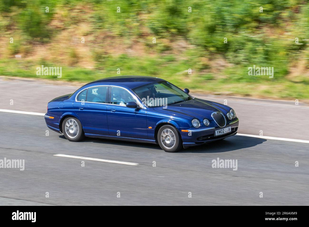 2002 Bleu Jaguar S-Type V6, berline essence 2496 cc ; voyageant à grande vitesse sur l'autoroute M6 dans le Grand Manchester, Royaume-Uni Banque D'Images
