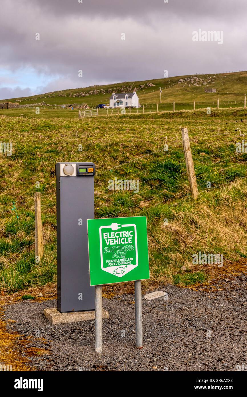 Un point de charge rapide EV à Houbie sur Fetlar, Shetland. Banque D'Images