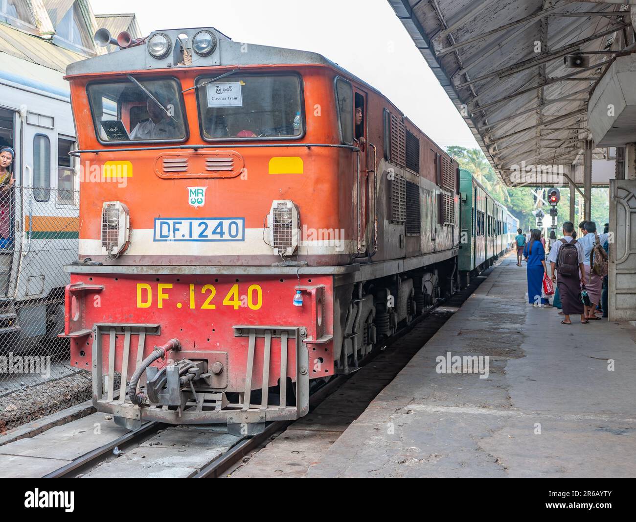 Train de voyageurs avec vieux moteur diesel à Yangon Central, la gare principale de Yangon, Myanmar. Il s'agit du train circulaire, un Li circulaire local Banque D'Images