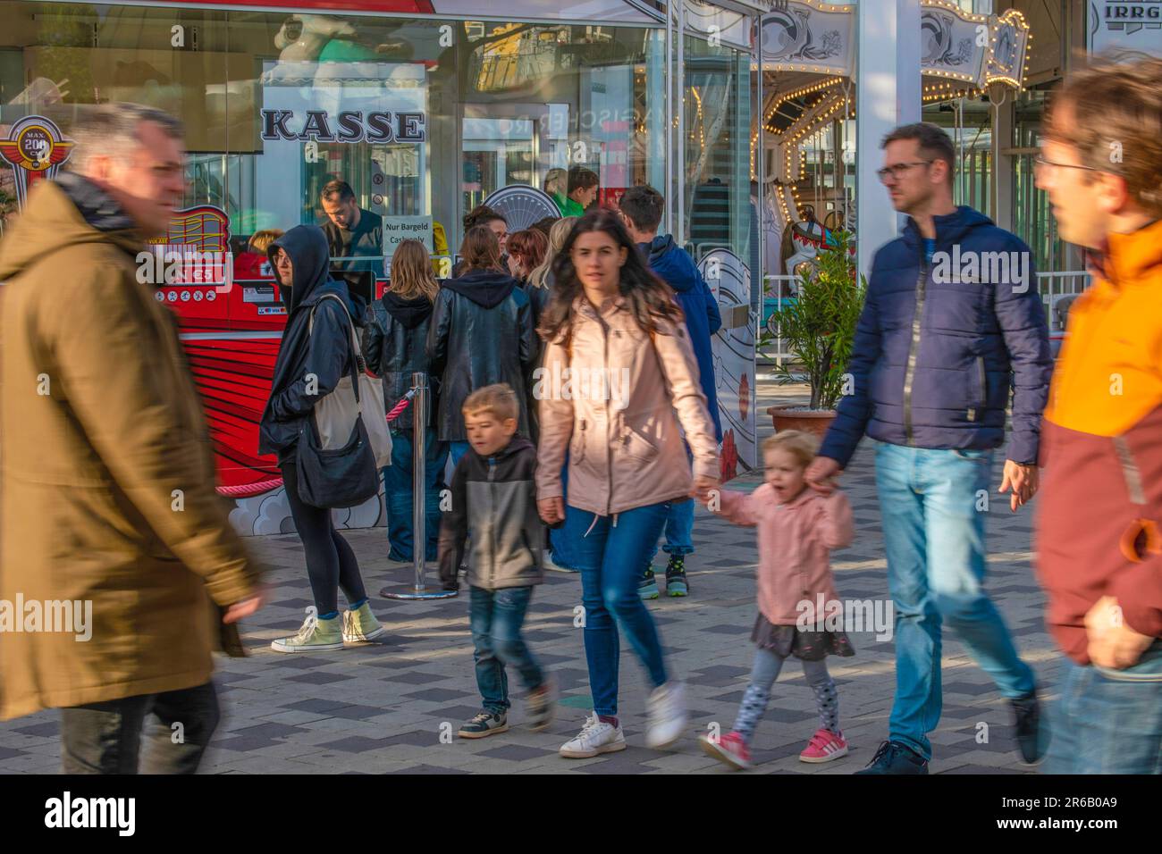 vienne, autriche. 25 avril 2023 le parc d'attractions de wonderland prater, avec ses visiteurs enchantés qui s'engagent dans des aventures inoubliables Banque D'Images