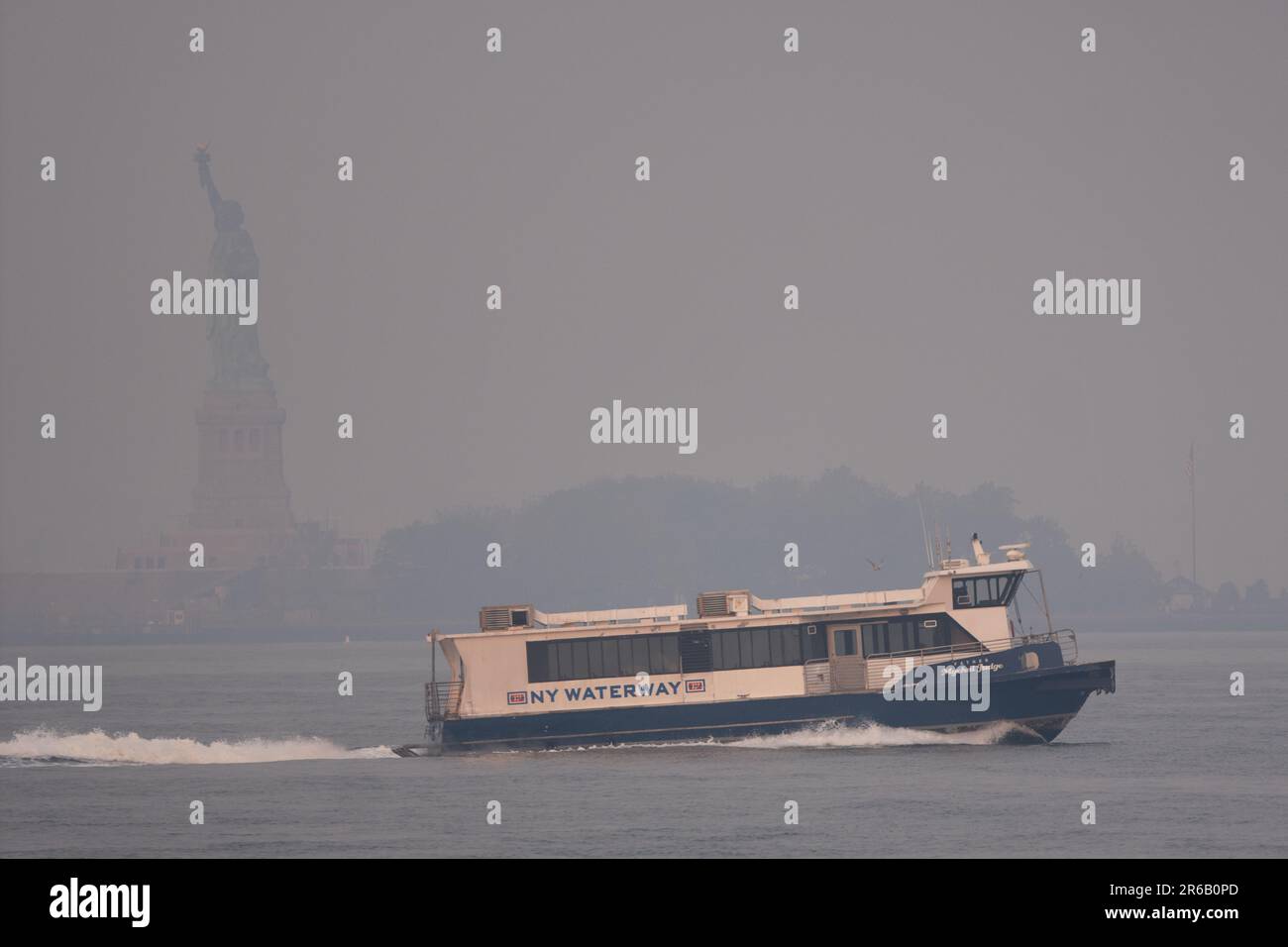 La Statue de la liberté vue depuis Pier A Lower Manhattan New York ne peut pas être faite en raison des niveaux de pollution. Les niveaux de pollution de l'air sont fixés à plus de 200 IQA (niveaux records) aujourd'hui, 8th juin 2023, et sont à l'extrême. Les travailleurs et les navetteurs retournent porter des masques. Une fumée intense a blanchi le nord-est des États-Unis pour une troisième journée jeudi 8th juin en faisant tourner l'air d'une couleur jaunâtre et en donnant des avertissements aux gens de rester à l'intérieur et de garder les fenêtres fermées. La fumée s'écoulait de dizaines de feux de forêt au Canada. Photo: Garyroberts/worldwidefeatures.com Banque D'Images