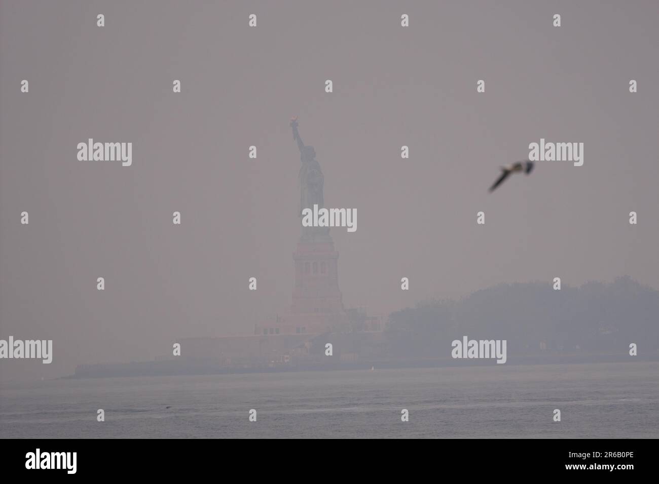 La Statue de la liberté vue depuis Pier A Lower Manhattan New York ne peut pas être faite en raison des niveaux de pollution. Les niveaux de pollution de l'air sont fixés à plus de 200 IQA (niveaux records) aujourd'hui, 8th juin 2023, et sont à l'extrême. Les travailleurs et les navetteurs retournent porter des masques. Une fumée intense a blanchi le nord-est des États-Unis pour une troisième journée jeudi 8th juin en faisant tourner l'air d'une couleur jaunâtre et en donnant des avertissements aux gens de rester à l'intérieur et de garder les fenêtres fermées. La fumée s'écoulait de dizaines de feux de forêt au Canada. Photo: Garyroberts/worldwidefeatures.com Banque D'Images