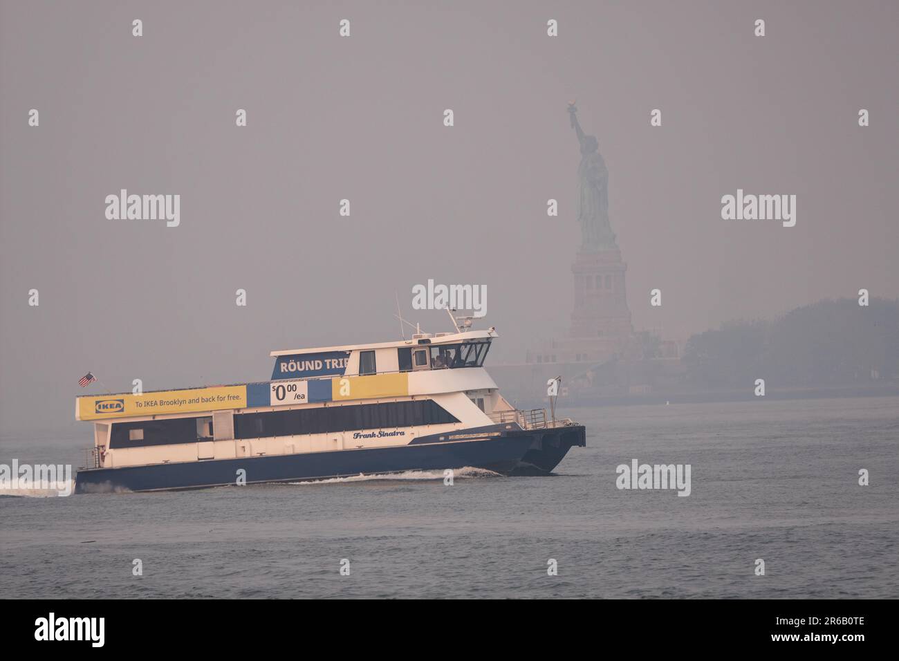 La Statue de la liberté vue depuis Pier A Lower Manhattan New York ne peut pas être faite en raison des niveaux de pollution. Les niveaux de pollution de l'air sont fixés à plus de 200 IQA (niveaux records) aujourd'hui, 8th juin 2023, et sont à l'extrême. Les travailleurs et les navetteurs retournent porter des masques. Une fumée intense a blanchi le nord-est des États-Unis pour une troisième journée jeudi 8th juin en faisant tourner l'air d'une couleur jaunâtre et en donnant des avertissements aux gens de rester à l'intérieur et de garder les fenêtres fermées. La fumée s'écoulait de dizaines de feux de forêt au Canada. Photo: Garyroberts/worldwidefeatures.com Banque D'Images
