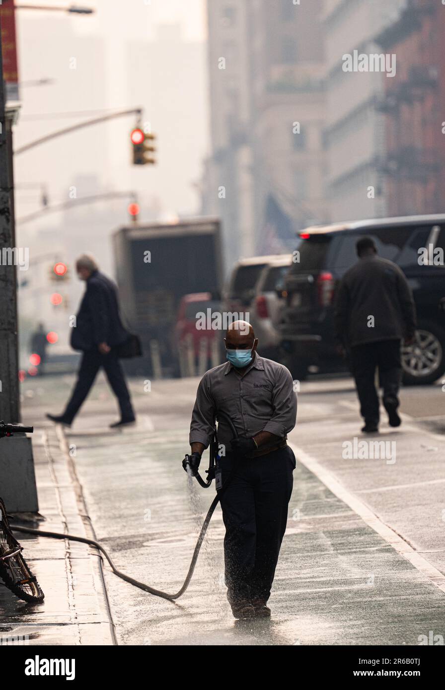 New York (Church Street, Manhattan) où les niveaux de pollution de l'air sont fixés à plus de 200 AQI aujourd'hui, 8th de juin 2023, et sont à l'extrême. Les travailleurs et les navetteurs retournent porter des masques. Une fumée intense a blanchi le nord-est des États-Unis pour une troisième journée jeudi 8th juin en faisant tourner l'air d'une couleur jaunâtre et en donnant des avertissements aux gens de rester à l'intérieur et de garder les fenêtres fermées. La fumée s'écoulait de dizaines de feux de forêt au Canada. Photo: Garyroberts/worldwidefeatures.com Banque D'Images