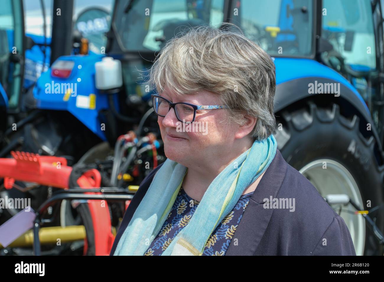 Wadebridge, Cornwall, Royaume-Uni. 8th juin 2023. Royal Cornwall Show. Thérèse Coffey, secrétaire d'État à l'alimentation et à l'agriculture au Royal Cornwall Show aujourd'hui. renoncer à un fonds de £31 millions destiné à stimuler une production alimentaire durable. Crédit Simon Maycock / Alamy Live News. Banque D'Images