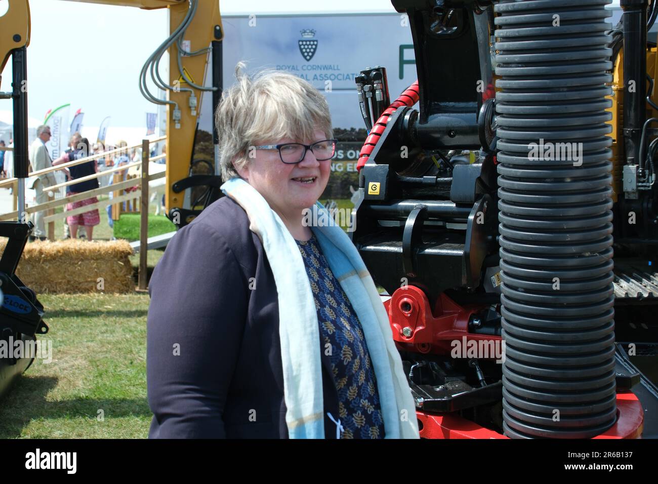 Wadebridge, Cornwall, Royaume-Uni. 8th juin 2023. Royal Cornwall Show. Thérèse Coffey, secrétaire d'État à l'alimentation et à l'agriculture au Royal Cornwall Show aujourd'hui. renoncer à un fonds de £31 millions destiné à stimuler une production alimentaire durable. Crédit Simon Maycock / Alamy Live News. Banque D'Images