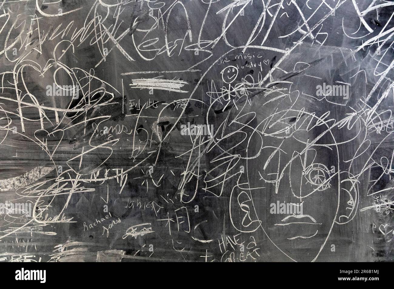 Gribouches à la craie blanche sur un tableau noir Banque D'Images