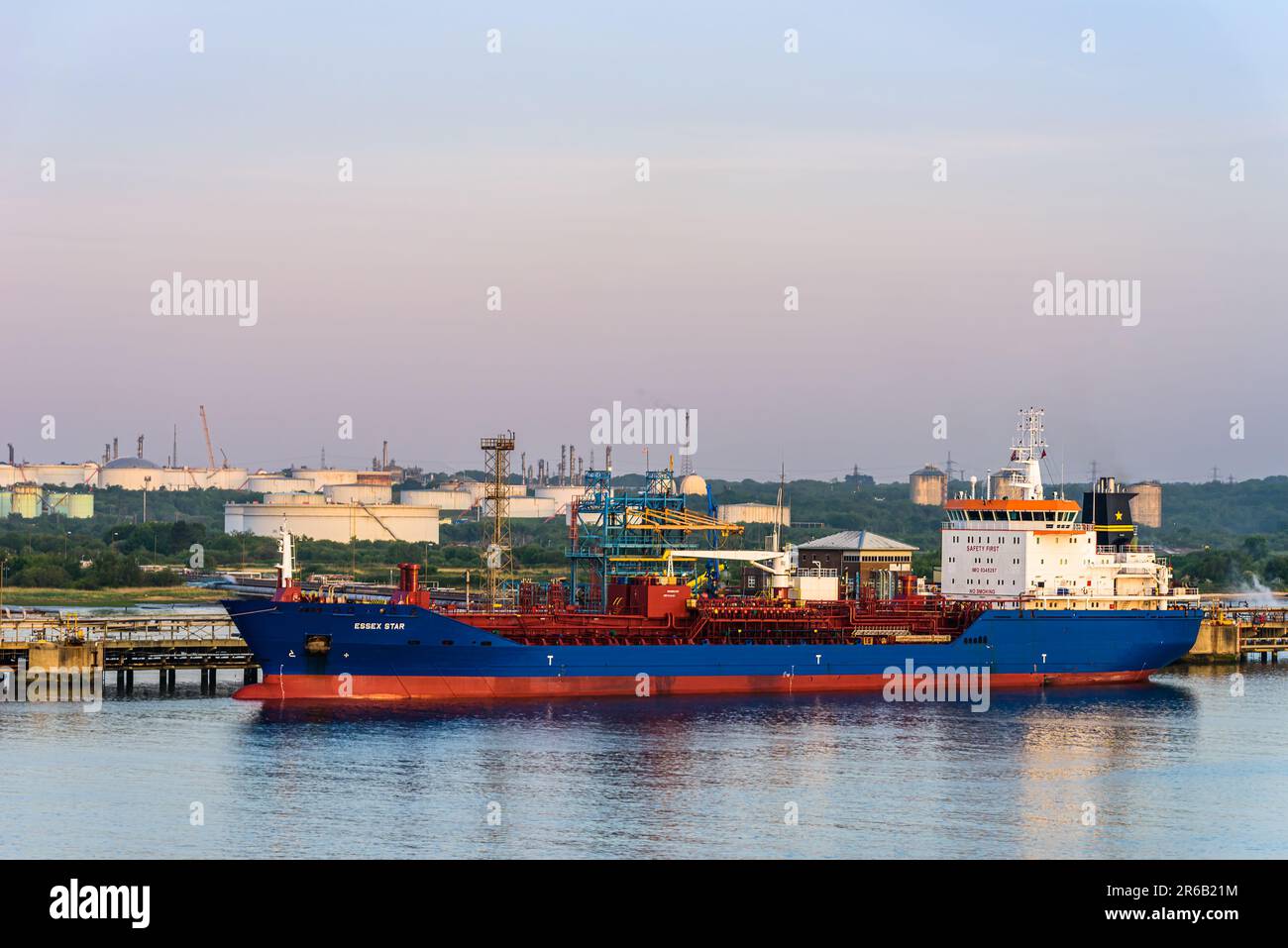 Lever du soleil sur les bateaux à gaz et le terminal pétrolier Esso, Southampton, Hampshire, Angleterre Banque D'Images