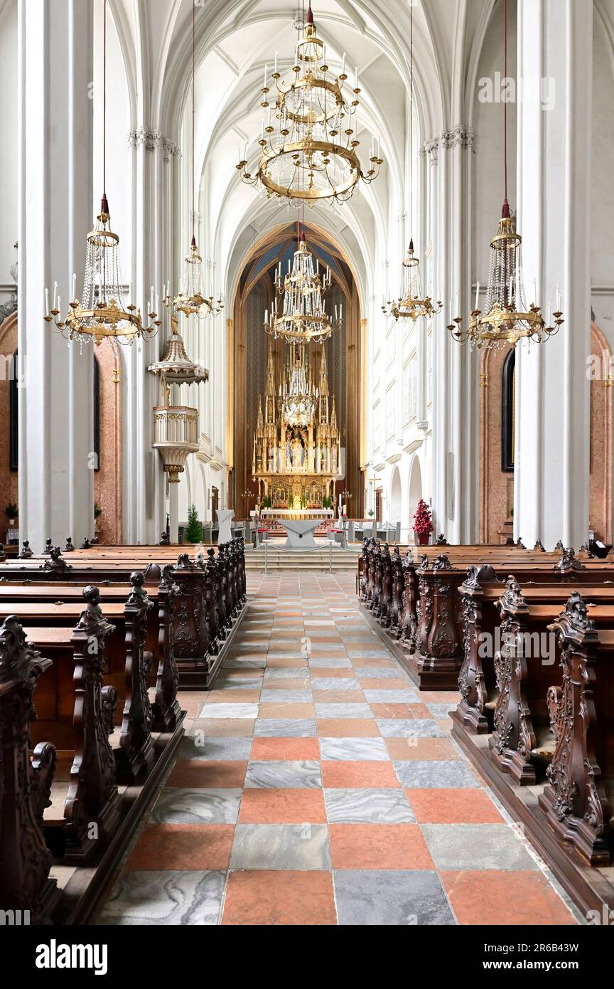 Vienne, Autriche. Église Augustinienne de Vienne. La pierre, polychromed haute autel Banque D'Images