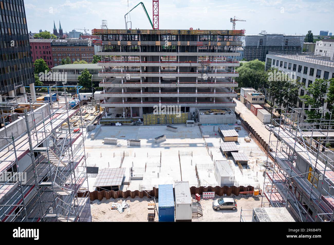 Berlin, Allemagne. 08th juin 2023. Le chantier de construction à la cérémonie de remise en place de 337 appartements de location municipaux et d'une garderie sur Hallesches Ufer. Credit: Fabian Sommer/dpa/Alay Live News Banque D'Images