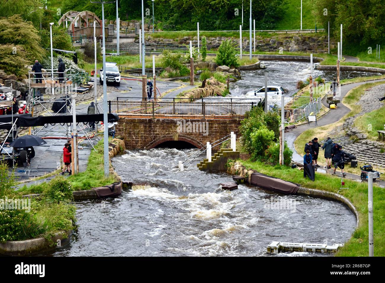 Stockton-on-Tees, Royaume-Uni. 08 juin 2023. Tournage du nouveau thriller mystère d’ITV « après le déluge » avec Sophie Rundle, Philip Glenister, Lorraine Ashbourne, Nicholas Greaves, Jonas Armstrong, Matt Stokoe, Jacqueline Boatswain et Anita Adam Gabay ont poursuivi leurs activités au Tees International Whitewater course, Stockton on Tees. Il s'agit d'une scène dramatique avec le personnage joué par Sophie Rundle sauvant un bébé de l'eau à écoulement rapide. Crédit : Teesside Snapper/Alamy Live News Banque D'Images