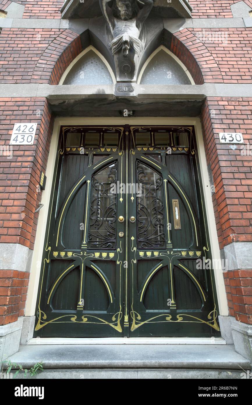 Une porte Art nouveau sur une maison dans le quartier Delfshaven de Rotterdam. Banque D'Images