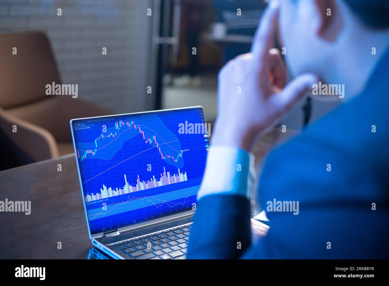 Stress homme d'affaires ou Trader boursier regarde l'écran d'ordinateur portable montre des chandeliers graphique à la baisse, marché financier Crash. Perte de transactions, Banque D'Images