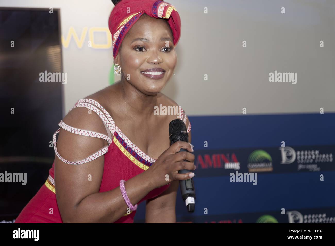 Cannes, France.25 mai 2023. Sihle-Isipho Nontshokweni déclame de la poésie lors d'un cocktail organisé par l'ambassade du Nigeria en France pour la Journée de l'Afrique Banque D'Images