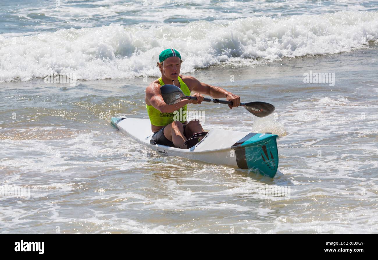 Jeune homme dans un surf ski de surf, le Surf Life Saving GB GBR Beach Trial Weekend à Branksome Chine, Poole, Dorset, Angleterre Royaume-Uni en juin Banque D'Images