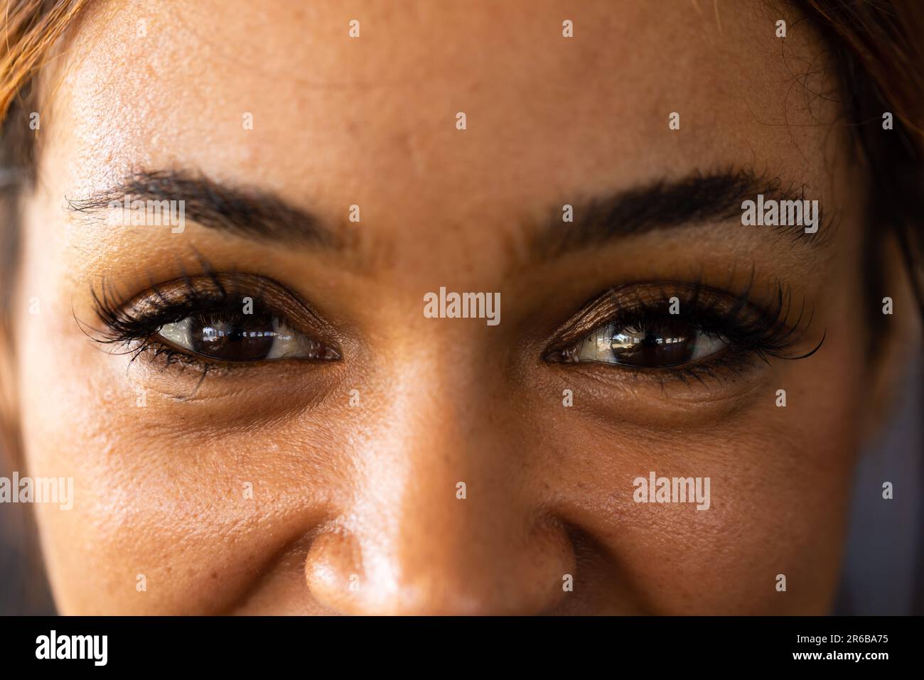 Gros plan portrait d'une jeune femme biraciale confiante avec des yeux noirs regardant la caméra dans le club de santé Banque D'Images
