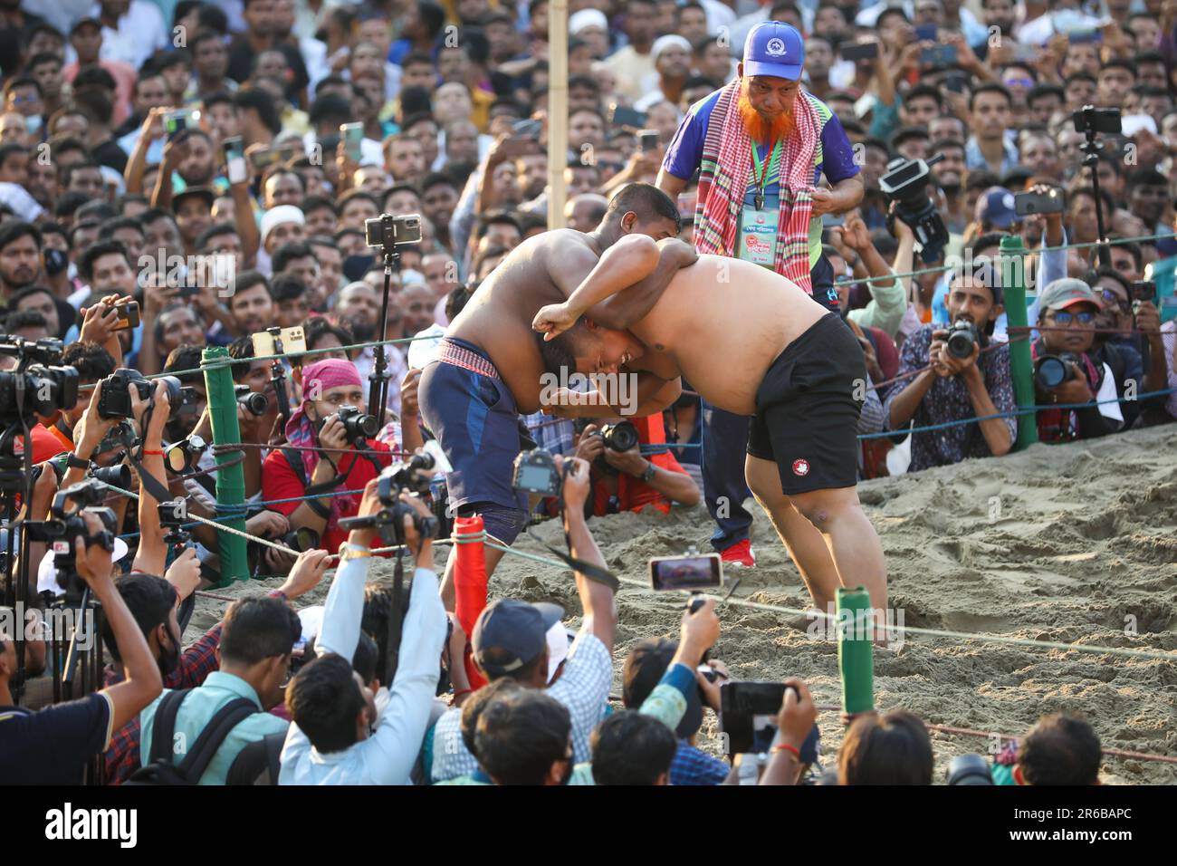 Chittagong, Bangladesh. 25th avril 2023. Abdul Jabbar, un résident de Badarpati région de Chittagong, a commencé ce Boli khela (un Wrestling Competition) à Banque D'Images