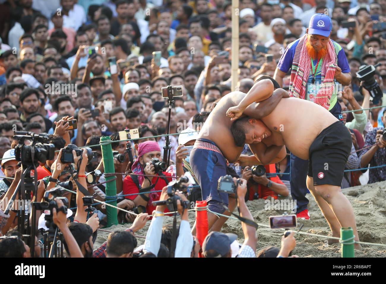 Chittagong, Bangladesh. 25th avril 2023. Abdul Jabbar, un résident de Badarpati région de Chittagong, a commencé ce Boli khela (un Wrestling Competition) à Banque D'Images