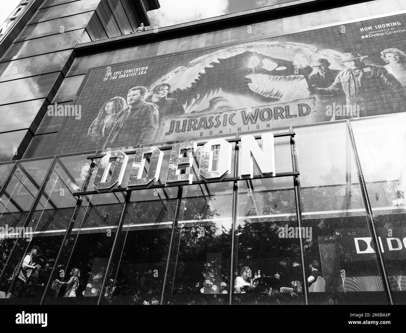 Vue en noir et blanc du cinéma Odeon, Leister Sq, Londres, Angleterre, Royaume-Uni, GO. Banque D'Images
