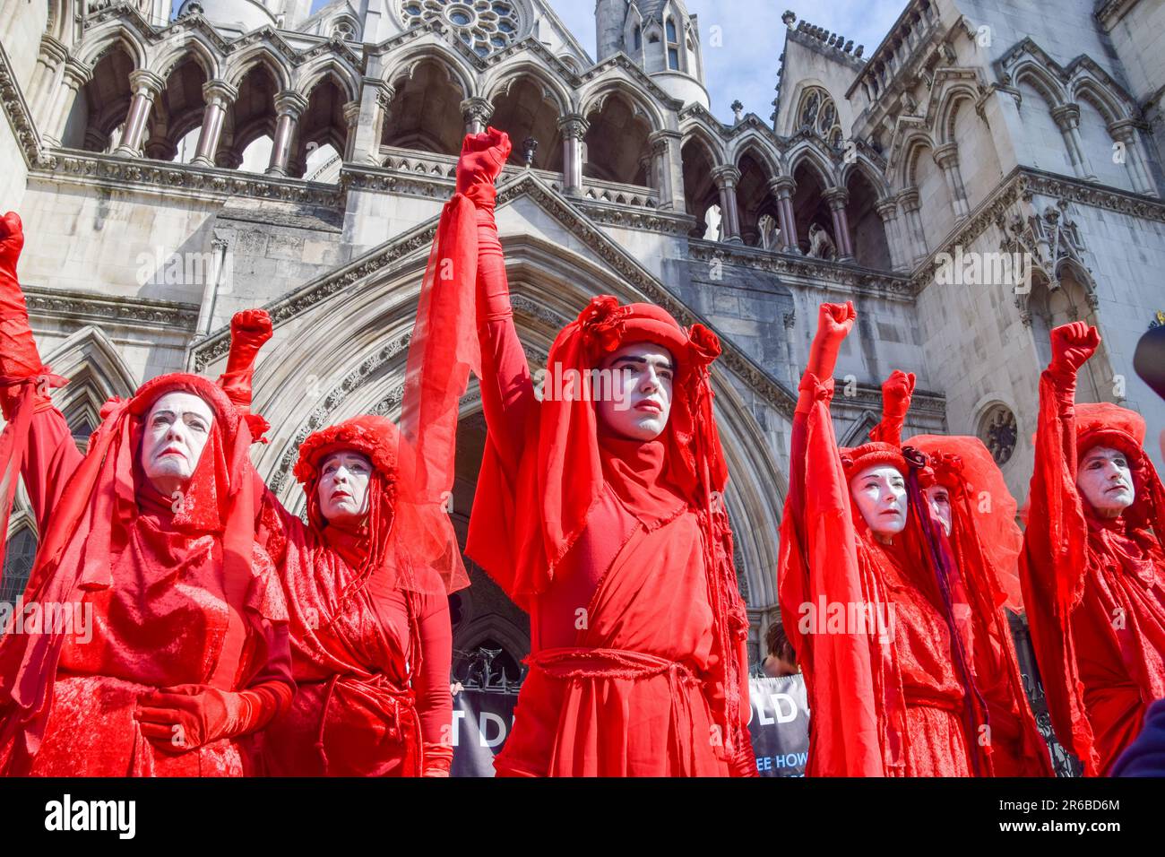 Londres, Royaume-Uni. 08th juin 2023. Extinction les manifestants de la rébellion portant des costumes rouges, connus sous le nom de Brigade de la rébellion rouge, se produit pendant la manifestation. Des manifestants pour le climat se sont rassemblés devant les tribunaux royaux de justice lors de l'examen judiciaire de l'autorisation de planification pour le pétrole et le gaz du Royaume-Uni d'explorer les combustibles fossiles près du village de Dunsfold. Crédit : SOPA Images Limited/Alamy Live News Banque D'Images