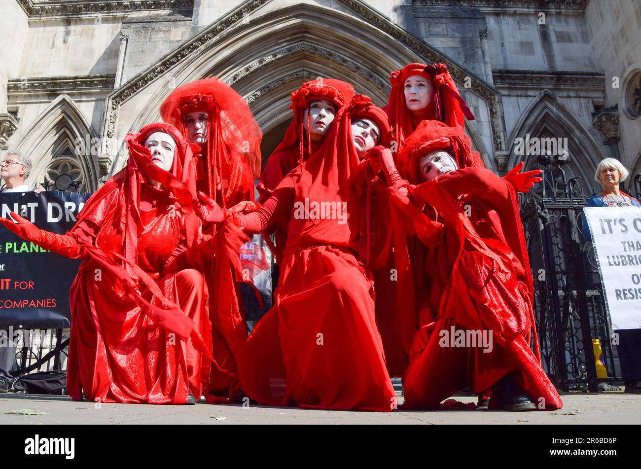 Londres, Royaume-Uni. 08th juin 2023. Extinction les manifestants de la rébellion portant des costumes rouges, connus sous le nom de Brigade de la rébellion rouge, se produit pendant la manifestation. Des manifestants pour le climat se sont rassemblés devant les tribunaux royaux de justice lors de l'examen judiciaire de l'autorisation de planification pour le pétrole et le gaz du Royaume-Uni d'explorer les combustibles fossiles près du village de Dunsfold. Crédit : SOPA Images Limited/Alamy Live News Banque D'Images