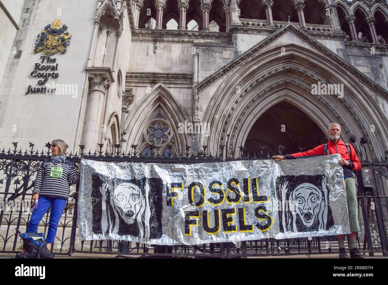 Londres, Royaume-Uni. 08th juin 2023. Les manifestants tiennent une bannière anti-combustibles fossiles pendant la manifestation. Des manifestants pour le climat se sont rassemblés devant les tribunaux royaux de justice lors de l'examen judiciaire de l'autorisation de planification pour le pétrole et le gaz du Royaume-Uni d'explorer les combustibles fossiles près du village de Dunsfold. Crédit : SOPA Images Limited/Alamy Live News Banque D'Images
