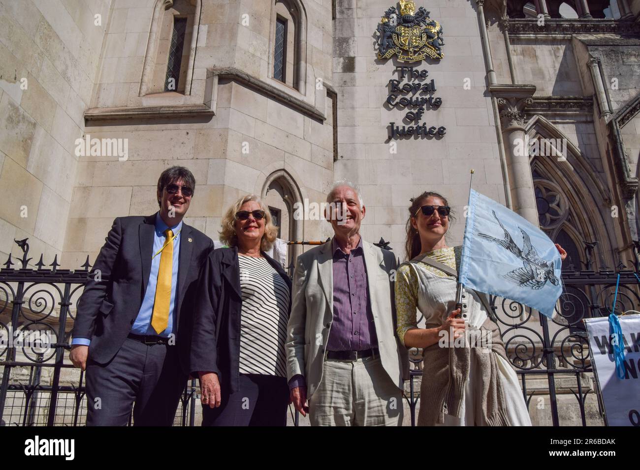 Londres, Royaume-Uni. 08th juin 2023. Les membres du conseil municipal de Waverley se tiennent devant les cours royales de justice avant le contrôle judiciaire. Des manifestants pour le climat se sont rassemblés devant les tribunaux royaux de justice lors de l'examen judiciaire de l'autorisation de planification pour le pétrole et le gaz du Royaume-Uni d'explorer les combustibles fossiles près du village de Dunsfold. Crédit : SOPA Images Limited/Alamy Live News Banque D'Images