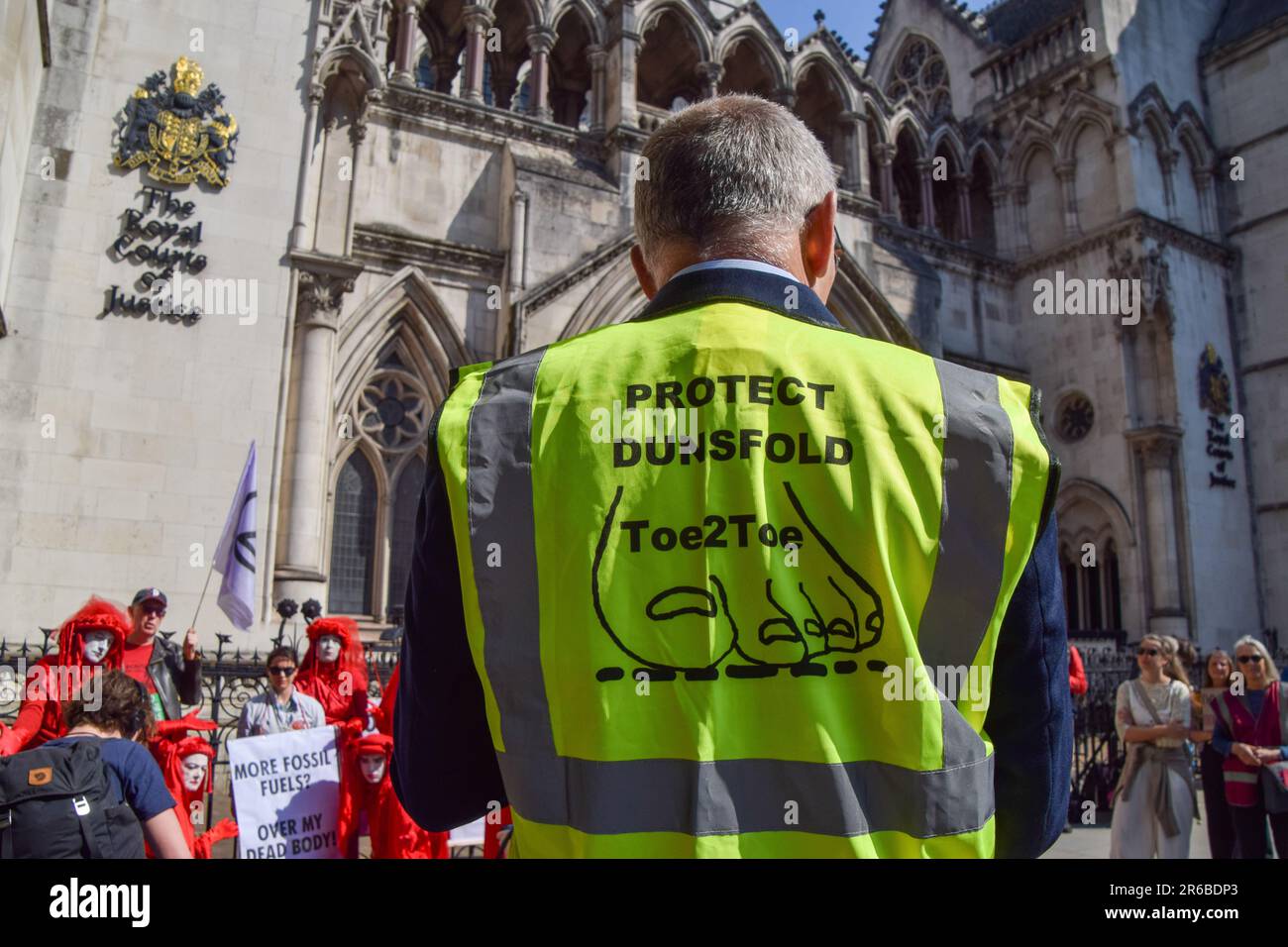 Un membre de Protect Dunsfold donne un discours pendant la démonstration. Des manifestants pour le climat se sont rassemblés devant les tribunaux royaux de justice lors de l'examen judiciaire de l'autorisation de planification pour le pétrole et le gaz du Royaume-Uni d'explorer les combustibles fossiles près du village de Dunsfold. (Photo de Vuk Valcic / SOPA Images / Sipa USA) Banque D'Images