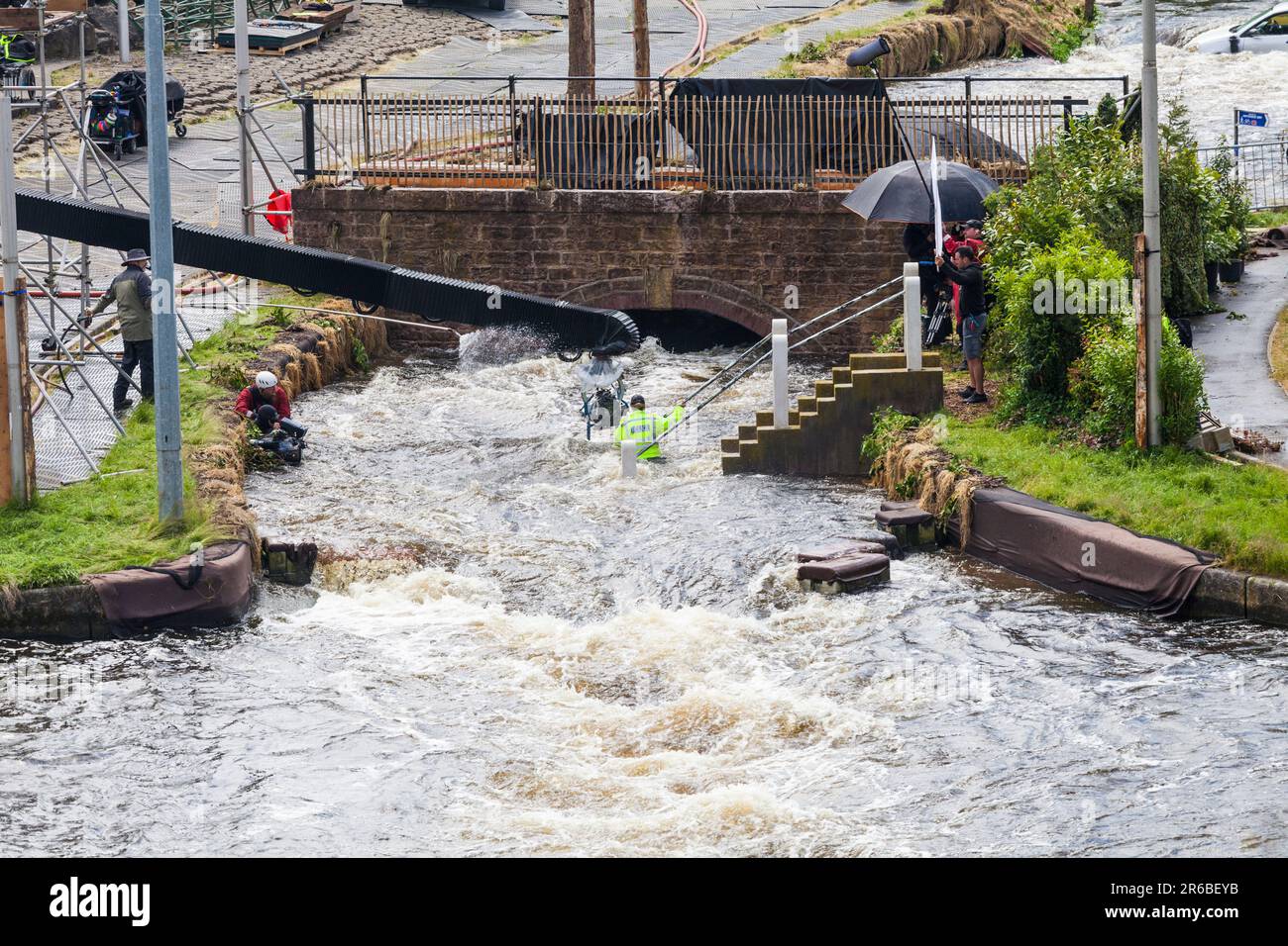 Stockton on Tees, Royaume-Uni. 8th juin 2023. Le tournage a eu lieu au Tees barrage, qui a filmé une nouvelle série dramatique intitulée « After the Flood ». L'acteur Sophie Rundle, une des stars, a été vue avec Jonas Armstrong. David Dixon / Alay Banque D'Images