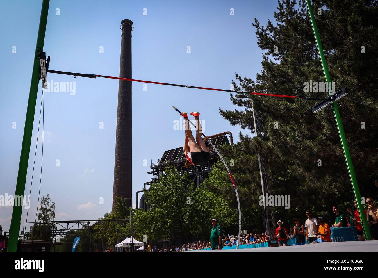 Finnja Friesfeld (GER) dans la sous-voûte de 18 pôles. Duisburg, Allemagne 08.06.2023. Jour 1 des Jeux de la Ruhr 23. Pendant quatre jours, les athlètes amateurs se disputent dans des disciplines allant du DMX au Water Polo. Credit: News NRW / Alamy Live News Banque D'Images