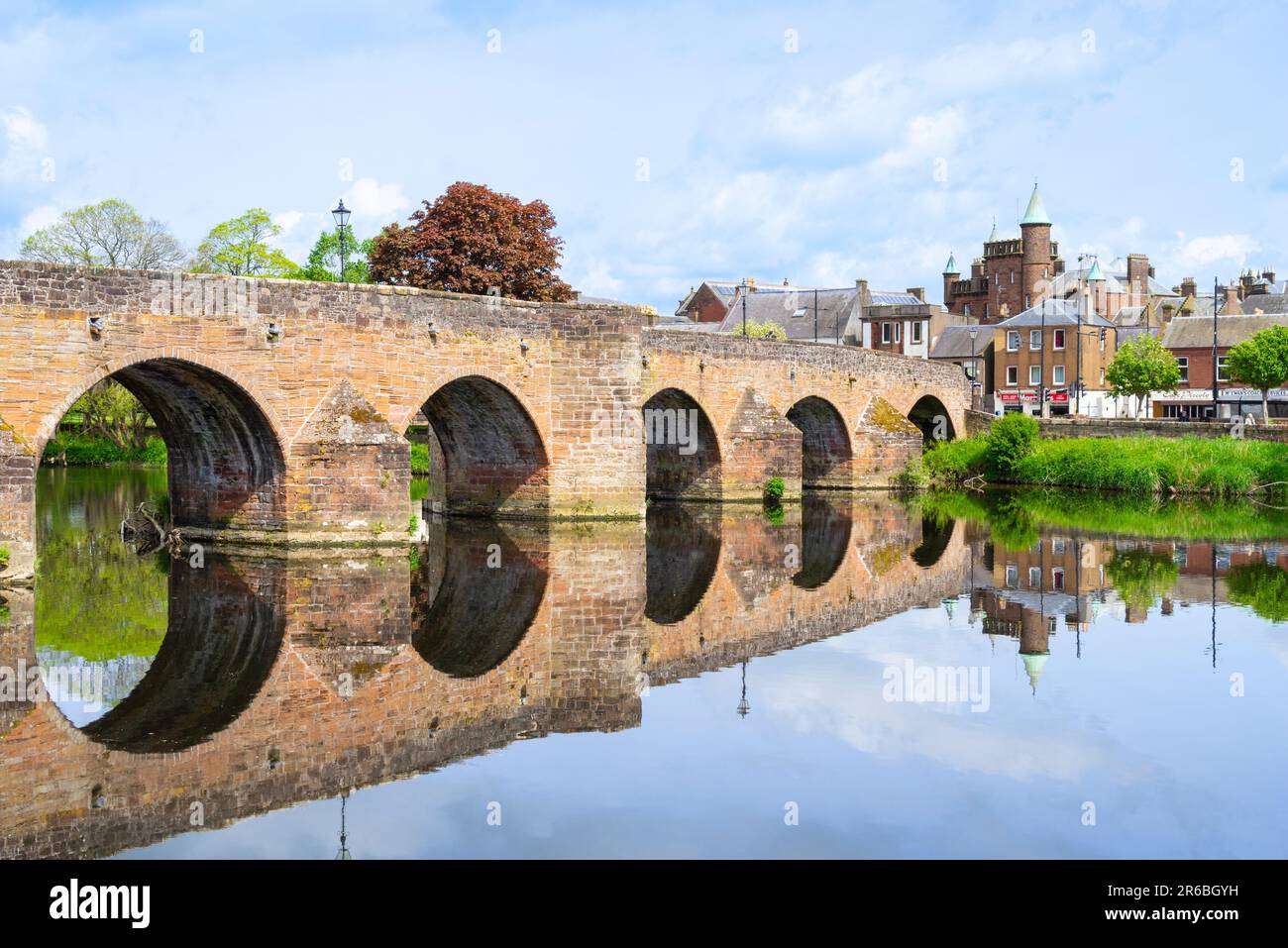 Le pont Dumfries Devorgilla se reflète dans la rivière Nith qui traverse la ville écossaise de Dumfries Dumfries et Galloway Scotland UK GB Europe Banque D'Images