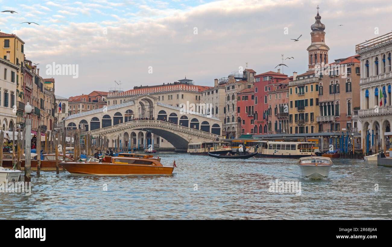 Venise, Italie - 9 janvier 2017: Pont touristique Atratraction Rialto sur le Grand Canal le jour d'hiver de Nice. Banque D'Images